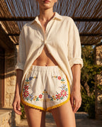Shorts Estate DELAMIA indossati sotto un pergolato mediterraneo