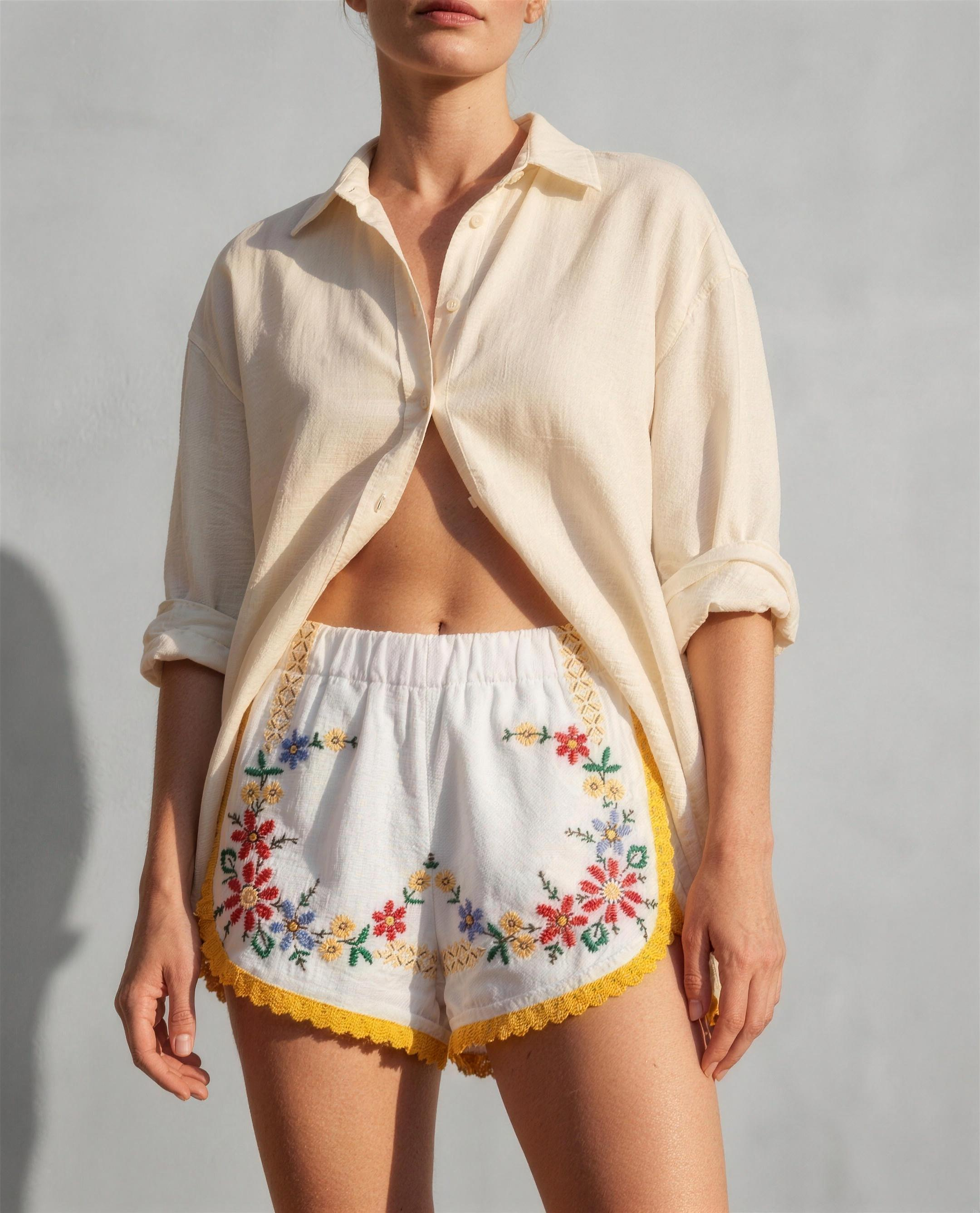 Shorts Estate DELAMIA indossati — ghirlanda floreale multicolore, vista frontale in studio