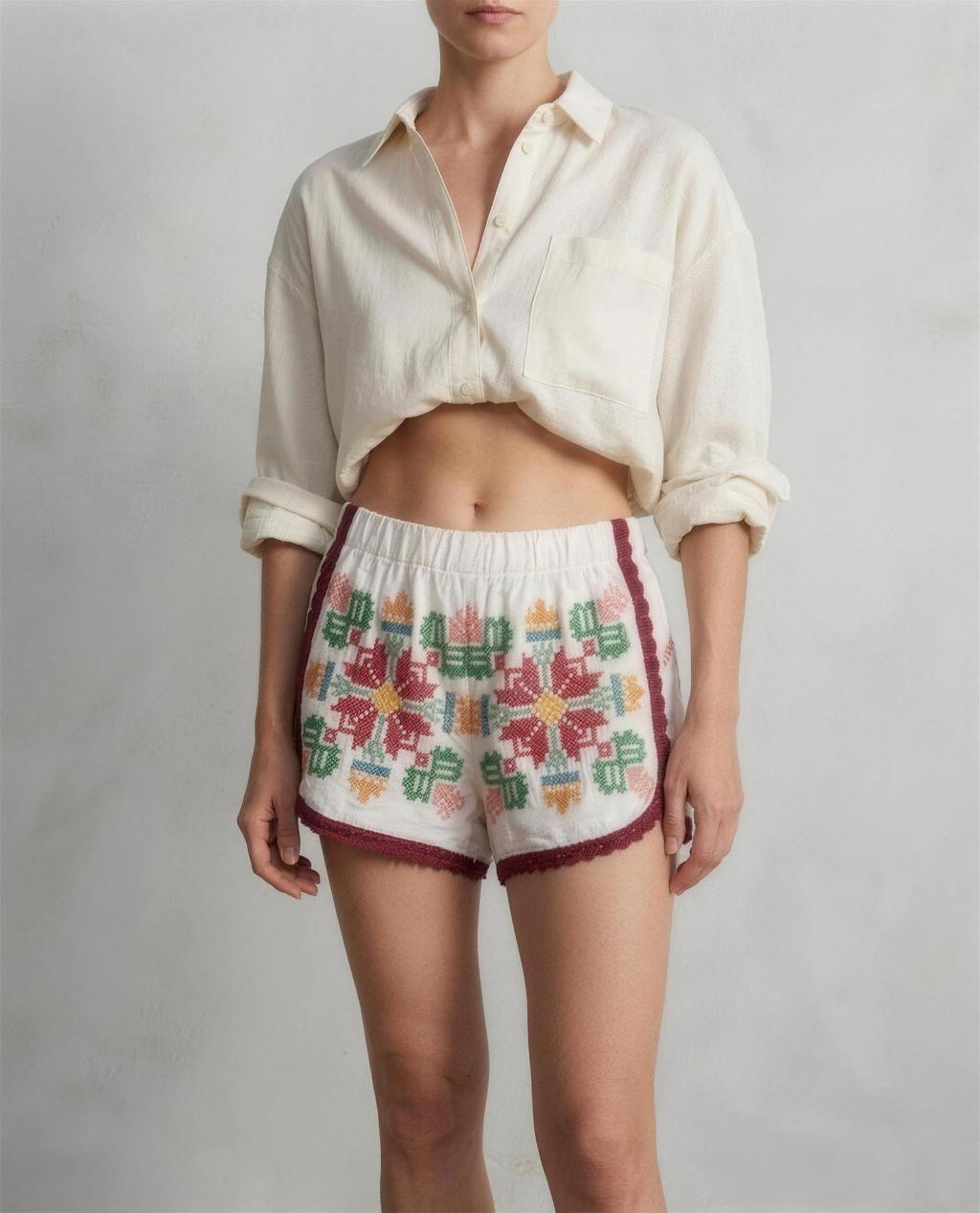 Shorts Luminaria DELAMIA indossati — ricamo folk multicolore, vista frontale in studio