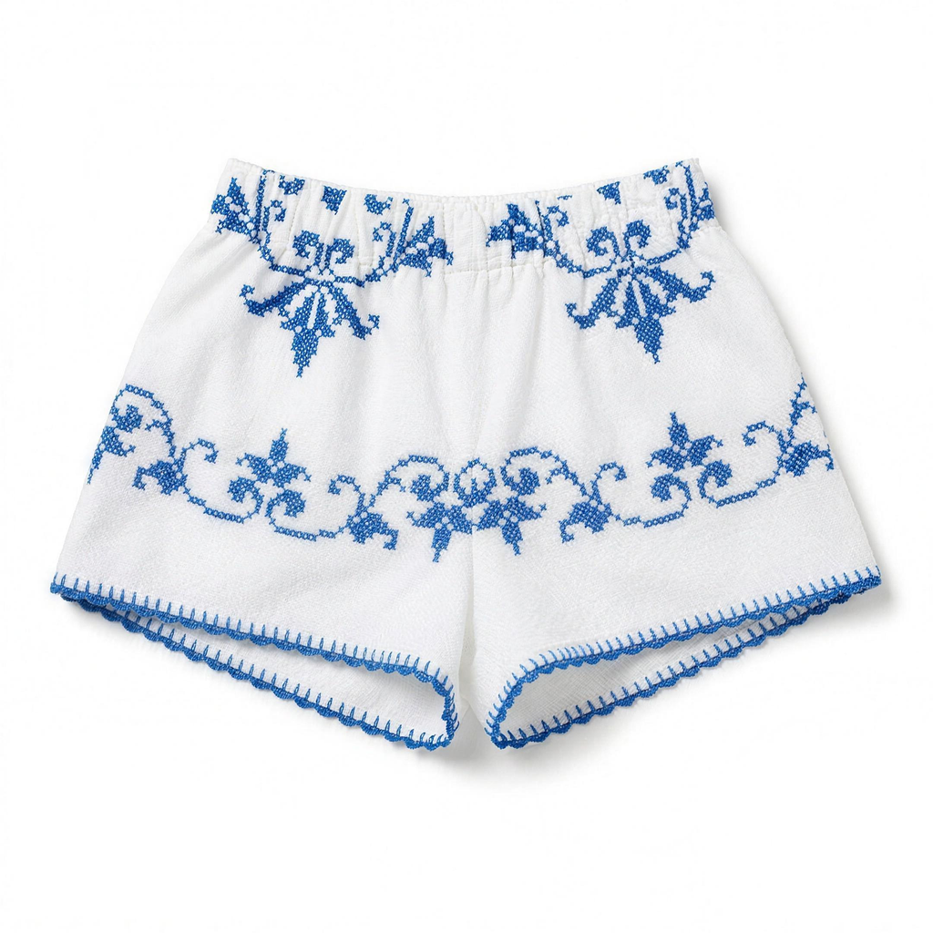 Shorts Mattino DELAMIA — roselline azzurre a punto croce su bianco, vista frontale