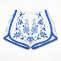 Shorts Adriatico DELAMIA — ricamo floreale blu cobalto su cotone bianco, vista frontale