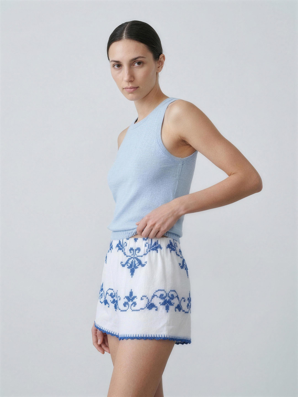 Icona Collection — shorts Mattino DELAMIA, ricamo blu su fondo grigio