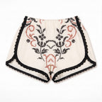 Shorts Vespro DELAMIA in lino panna con ricamo a punto croce nero e accento terracotta — vista frontale
